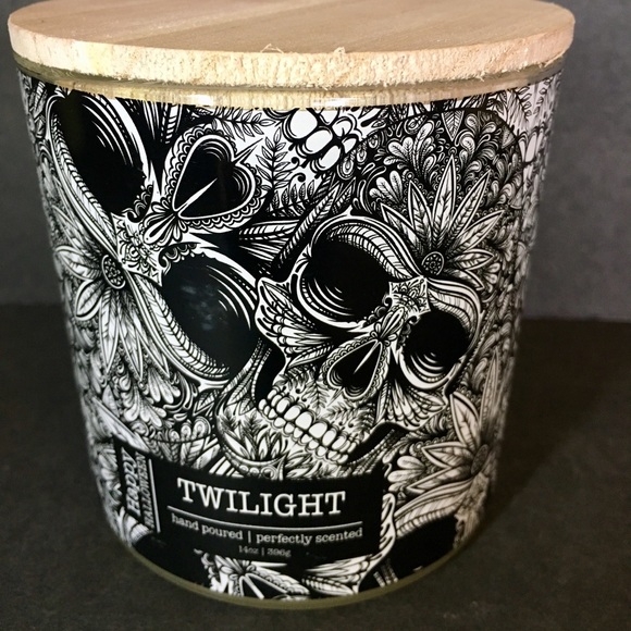 Halloween Gothic Twilight Skulls 2 Wick Candle - Picture 6 of 6